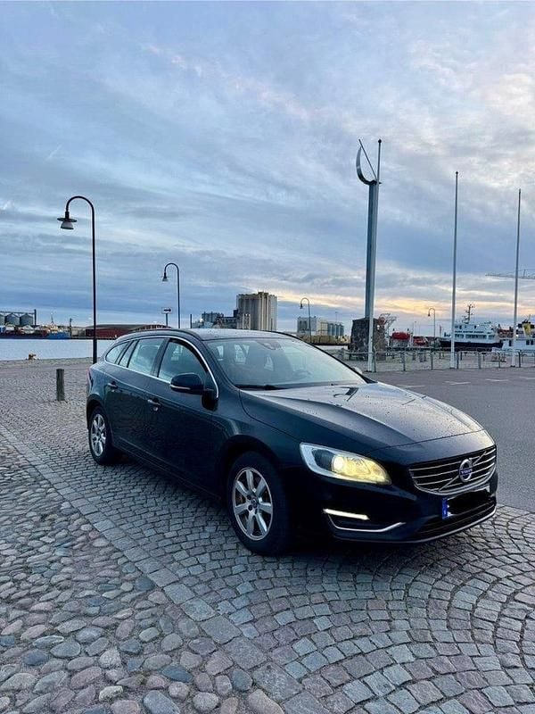 Begagnad 2016 Volvo V60 Momentum Kombi | 84 990 kr (Superpris) - Bild 1/4