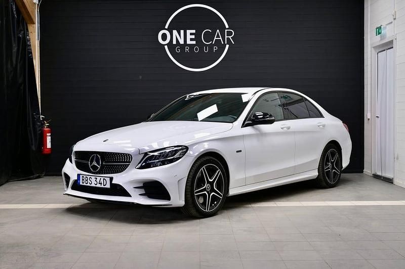 Vit Begagnad 2021 Mercedes C300 AMG | 374 900 kr (Dyr) - Bild 1/4