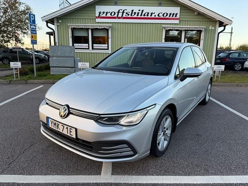 Silver Begagnad 2020 VW Golf VIII Halvkombi | 149 900 kr (Marknadspris) - Bild 1/4