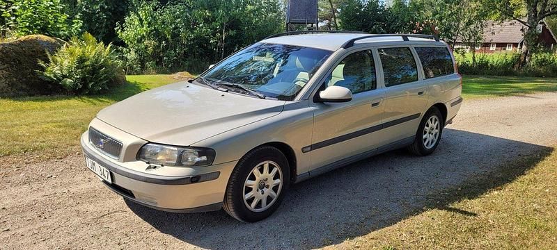 Grå Begagnad 2002 Volvo V70 Kombi | 16 000 kr (Marknadspris) - Bild 1/3