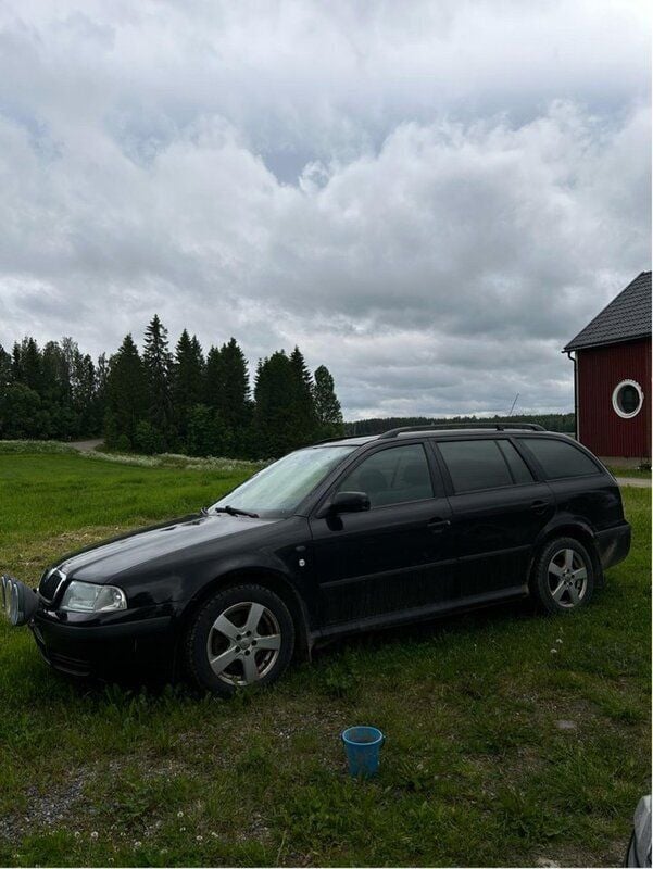 Svart Begagnad 2003 Skoda Octavia Dynamic Kombi | 6 000 kr (Superpris) - Bild 1/3
