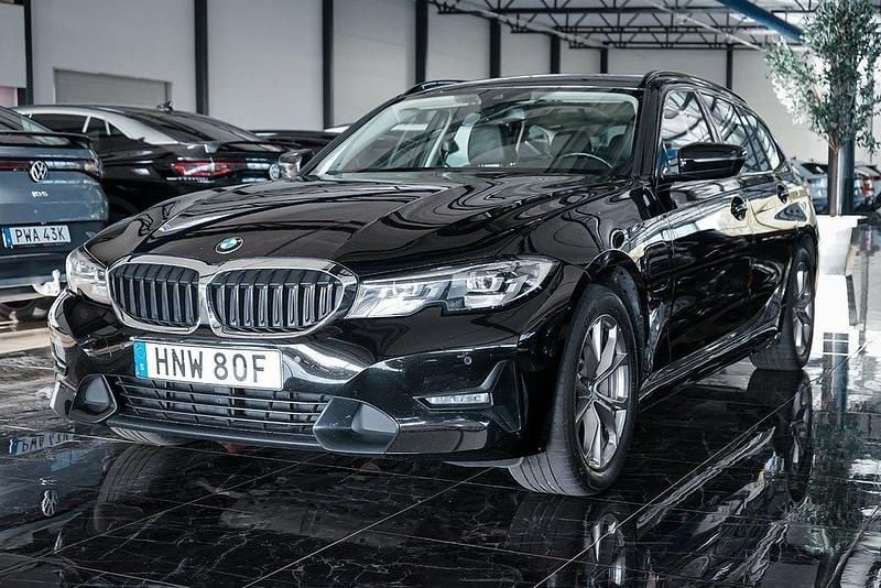 Svart Begagnad 2020 BMW 330e Sport Line Kombi | 269 500 kr (Bra pris) - Bild 1/4