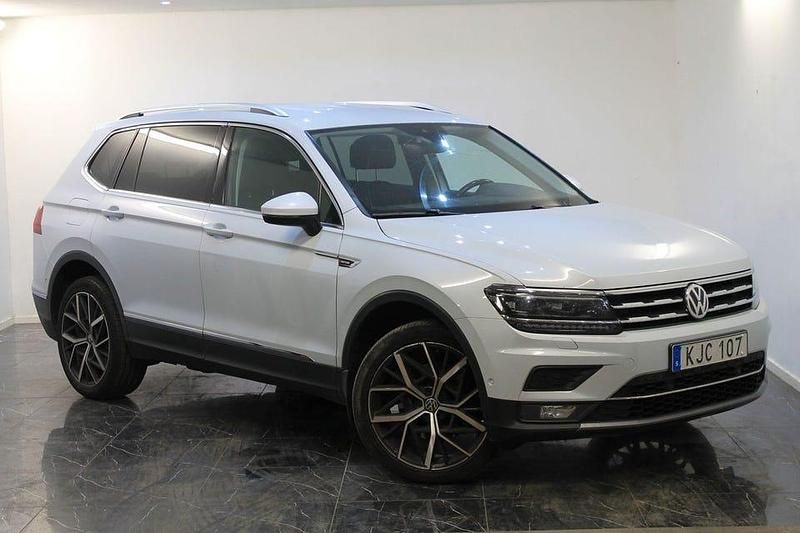 Ljusgrå (grå) Begagnad 2018 VW Tiguan Allspace GT SUV | 179 899 kr (Dyr) - Bild 1/4