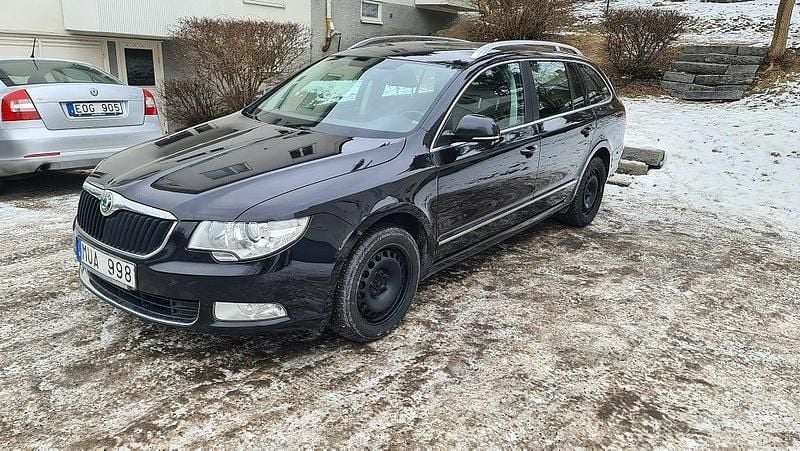 Begagnad Skoda Superb Ambition 140 HK (102 kW) 2012 Svart Kombi