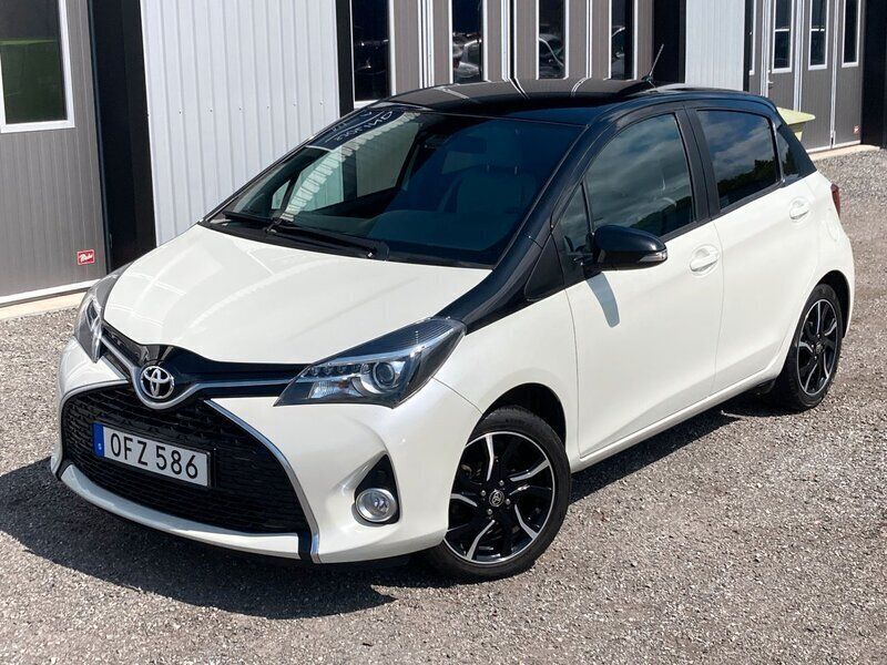 Vit Begagnad 2016 Toyota Yaris Style Halvkombi | 129 800 kr (Marknadspris) - Bild 1/4