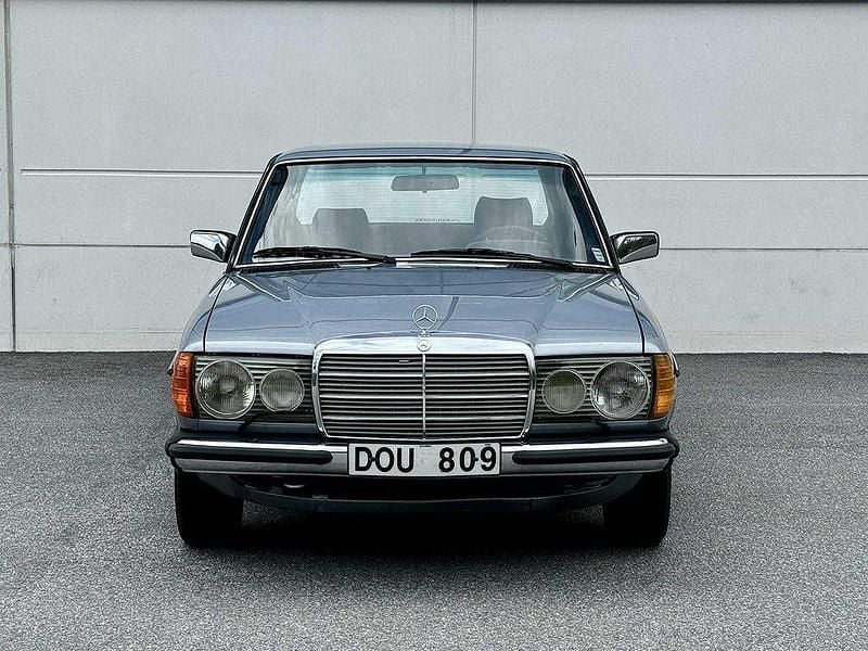 Begagnad Mercedes 230 SE 109 HK (80 kW) 1981 Ljusblå Sedan