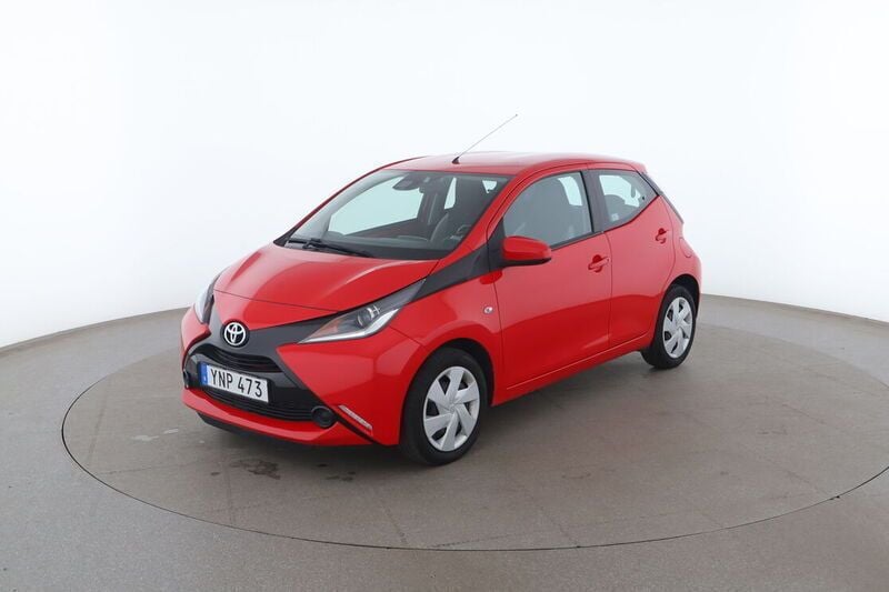 Röd Begagnad 2017 Toyota Aygo X-play Halvkombi | 127 000 kr (Marknadspris) - Bild 1/4
