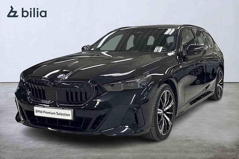 Svart Begagnad 2025 BMW 530e Comfort Edition Kombi | 669 900 kr (Dyr) - Bild 1/1