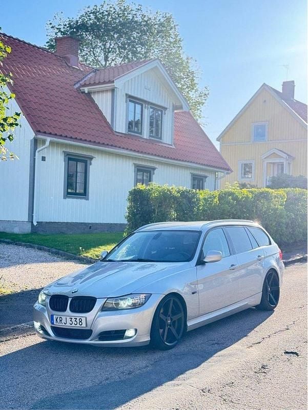 Grå Begagnad 2010 BMW 318 Comfort Edition Kombi | 59 900 kr (Marknadspris) - Bild 1/4