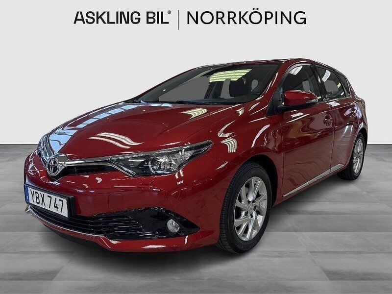Mörkröd (röd) Begagnad 2016 Toyota Auris Active Halvkombi | 129 000 kr (Marknadspris) - Bild 1/4