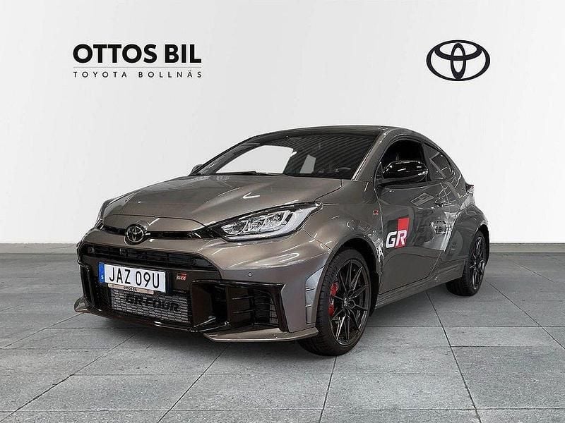Silver Ny 2024 Toyota Yaris Premium Halvkombi | 599 000 kr (Marknadspris) - Bild 1/3