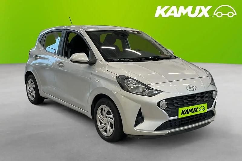 Silver/grå Begagnad 2022 Hyundai i10 Essential Halvkombi | 144 900 kr (Bra pris) - Bild 1/4