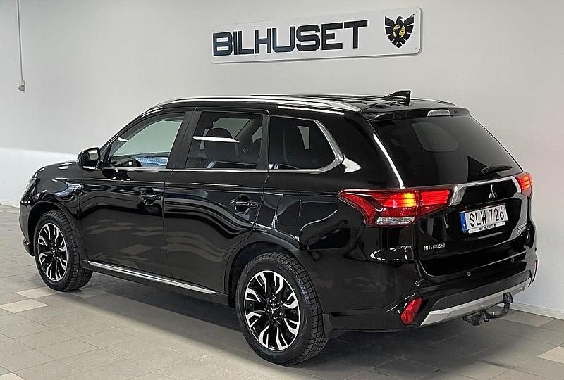 Begagnad Mitsubishi Outlander P-HEV 121 HK (88 kW) 2017 Svart SUV