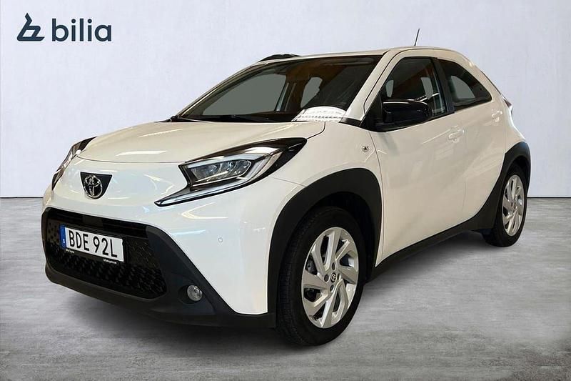 Vit Begagnad 2022 Toyota Aygo Comfort Halvkombi | 179 900 kr (Marknadspris) - Bild 1/3