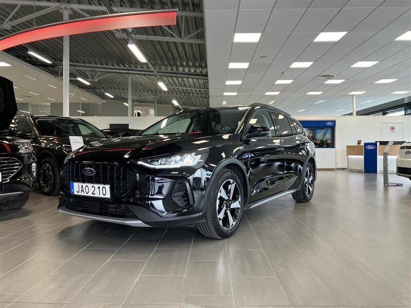 Svart Begagnad 2023 Ford Focus Active Kombi | 249 900 kr - Bild 1/4