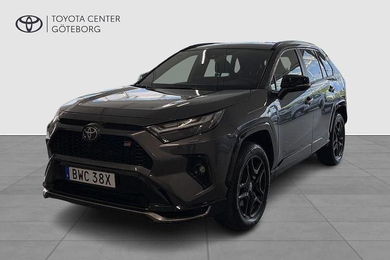 Mörkgrå (grå) Begagnad 2023 Toyota RAV4 Hybrid Sport SUV | 549 900 kr (Marknadspris) - Bild 1/4