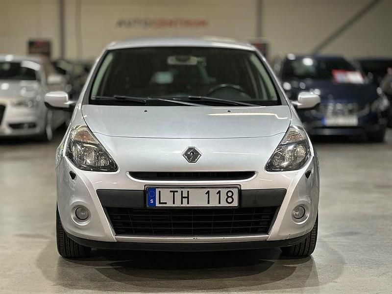 Begagnad Renault Clio II 88 HK (64 kW) 2011 Silver Halvkombi