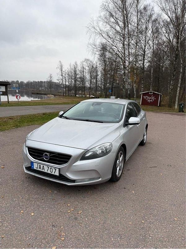 Grå Begagnad 2013 Volvo V40 Kinetic Halvkombi | 60 000 kr (Marknadspris) - Bild 1/4