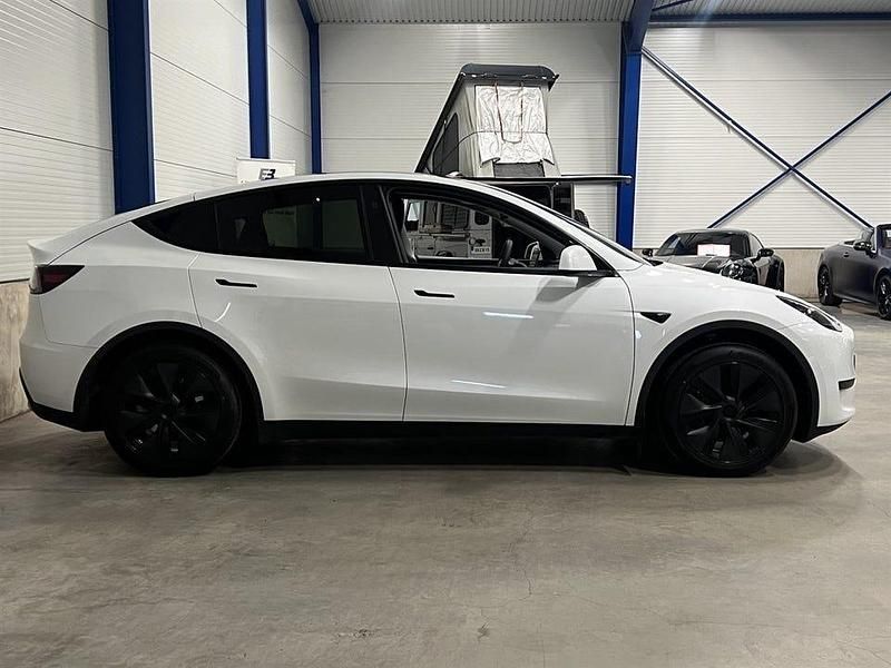 Begagnad Tesla Model Y Standard Range 219 kW (299 HK) 2024 Vit SUV