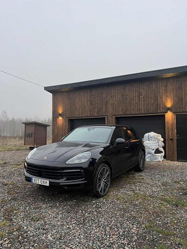 Svart Begagnad 2019 Porsche Cayenne SUV | 589 000 kr (Marknadspris) - Bild 1/4