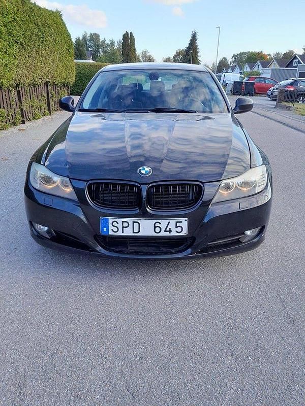 Svart Begagnad 2011 BMW 318 Sedan | 67 500 kr (Marknadspris) - Bild 1/4