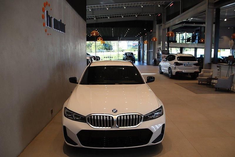 Vit Begagnad 2023 BMW 330e M Sport Kombi | 389 000 kr (Lite dyr) - Bild 1/4