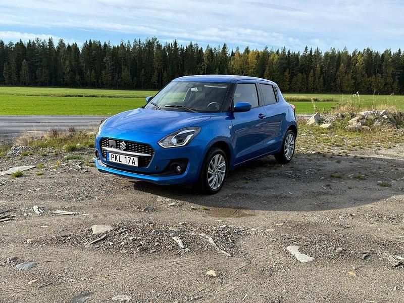 Blå Begagnad 2022 Suzuki Swift Halvkombi | 209 500 kr (Lite dyr) - Bild 1/4