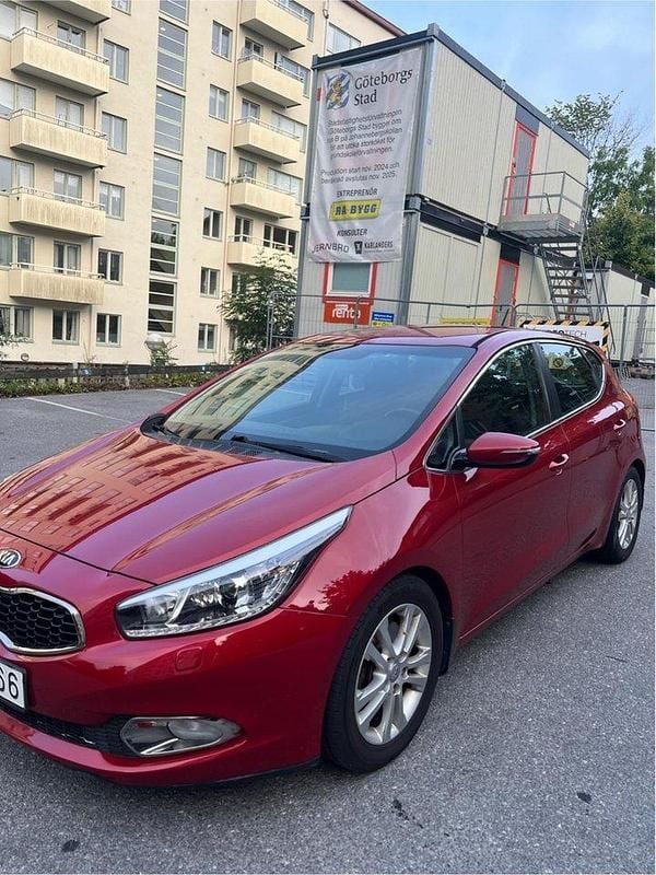 Röd Begagnad 2013 Kia Ceed Comfort Halvkombi | 57 000 kr (Marknadspris) - Bild 1/4