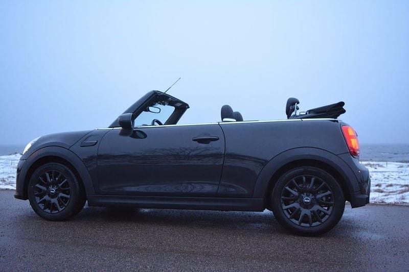 Begagnad Mini Cooper 136 HK (100 kW) 2023 Midnight schwarz metallic Halvkombi