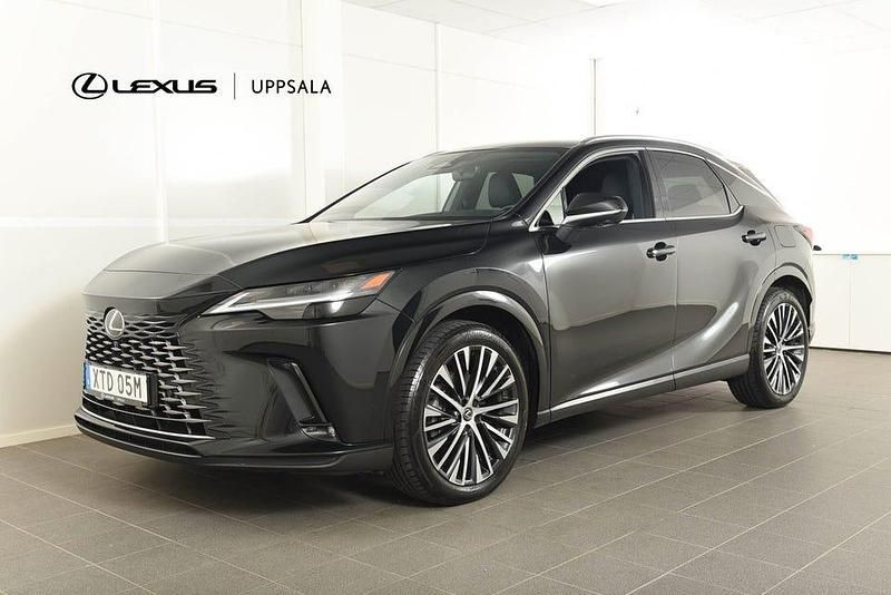 Svart metallic Begagnad 2023 Lexus RX450h+ Executive Line SUV | 724 900 kr (Marknadspris) - Bild 1/4