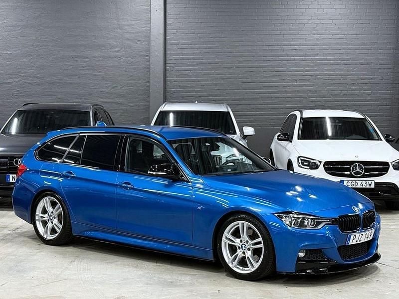 Blå Begagnad 2017 BMW 330 M Sport Kombi | 199 900 kr (Marknadspris) - Bild 1/4
