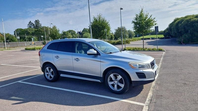 Grå Begagnad 2011 Volvo XC60 Summum SUV | 105 000 kr (Marknadspris) - Bild 1/4