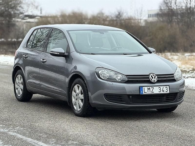 Grå Begagnad 2010 VW Golf VI Halvkombi | 79 900 kr (Marknadspris) - Bild 1/4
