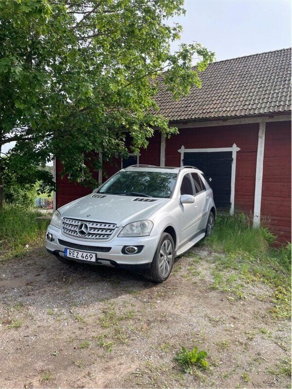 Silver Begagnad 2006 Mercedes ML320 SUV | 60 000 kr (Superpris) - Bild 1/4