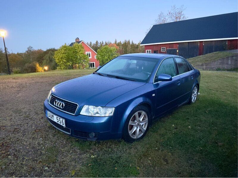 Blå Begagnad 2004 Audi A4 Sedan | 20 000 kr (Marknadspris) - Bild 1/3
