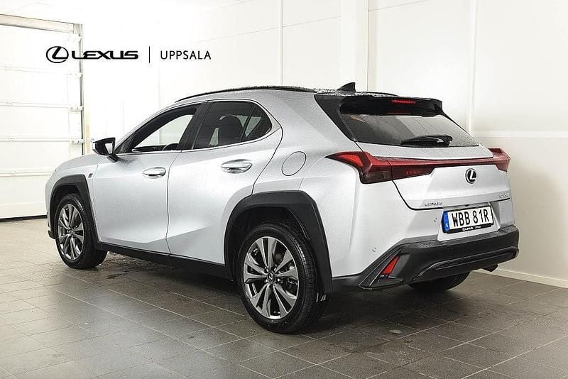 Begagnad Lexus UX 250h Sport Design Packet 184 HK (135 kW) 2023 Grå SUV
