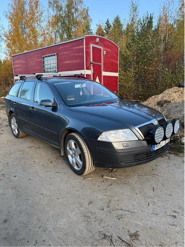 Grå Begagnad 2008 Skoda Octavia Kombi | 40 000 kr (Marknadspris) - Bild 1/3