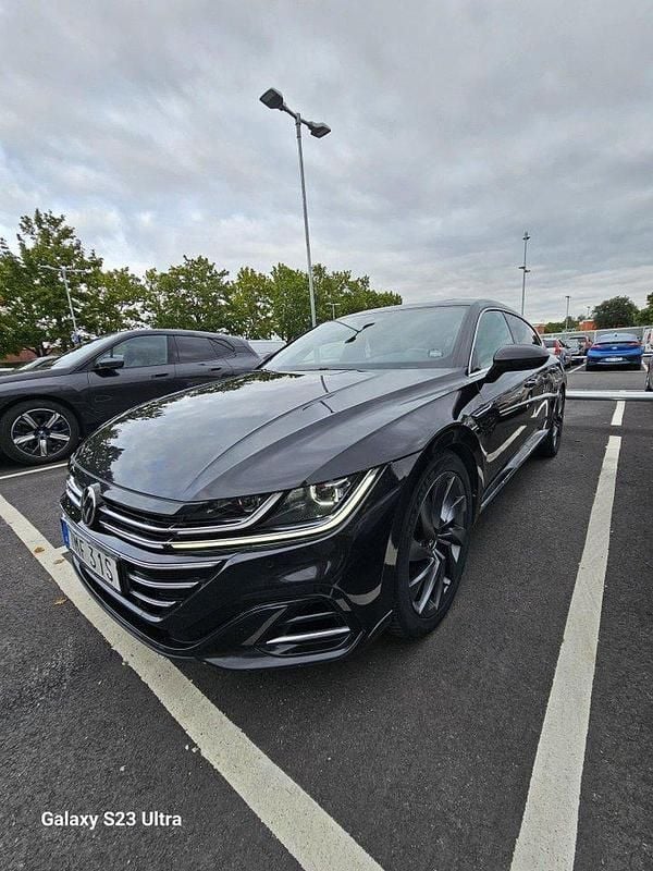 Svart Begagnad 2021 VW Arteon R Kombi | 330 000 kr (Marknadspris) - Bild 1/4