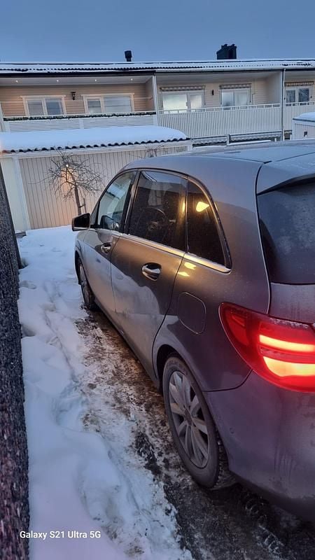 Begagnad Mercedes B200 136 HK (100 kW) 2018 Minibuss