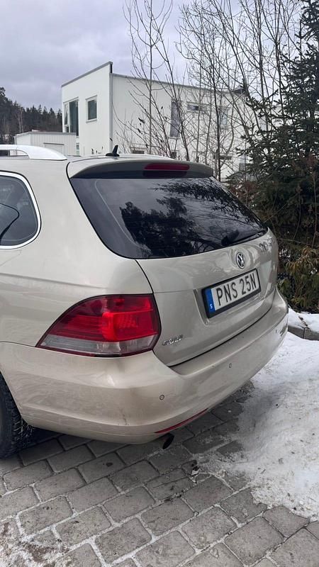 Begagnad VW Golf VII Comfortline 105 HK (77 kW) 2013 Golden brown Kombi