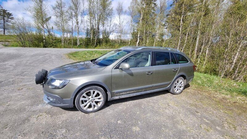 Grön Begagnad 2015 Skoda Superb Elegance Kombi | 110 000 kr (Superpris) - Bild 1/4
