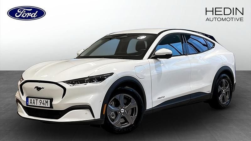Vit (white) Begagnad 2022 Ford Mustang Mach-E SUV | 364 900 kr (Marknadspris) - Bild 1/4