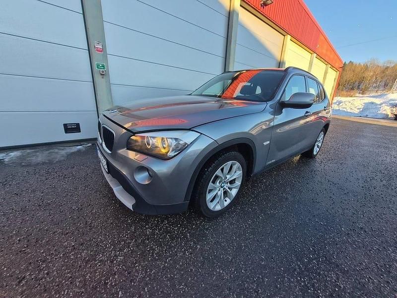 Grå Begagnad 2011 BMW X1 SUV | 84 900 kr (Marknadspris) - Bild 1/4
