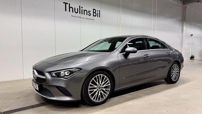Mörkgrå Begagnad 2019 Mercedes CLA180 Sedan | 259 900 kr (Marknadspris) - Bild 1/4