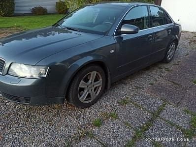 Grå Begagnad 2003 Audi A4 Comfort Sedan | 19 000 kr (Marknadspris) - Bild 1/4