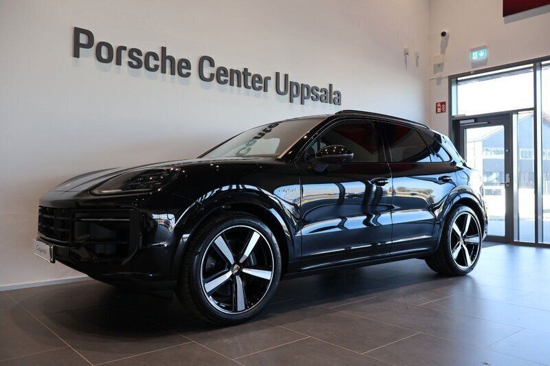 Svart (chromite black metallic) Ny 2025 Porsche Cayenne SUV | 1 508 800 kr (Superpris) - Bild 1/4