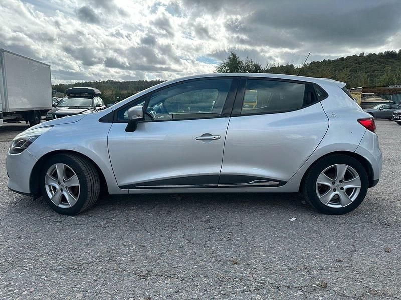 Silver Begagnad 2013 Renault Clio IV Halvkombi | 45 900 kr (Bra pris) - Bild 1/4
