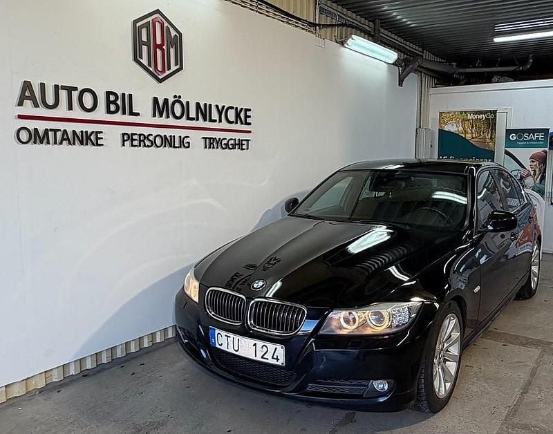 Svart Begagnad 2010 BMW 325 Comfort Edition Sedan | 94 500 kr (Superpris) - Bild 1/4