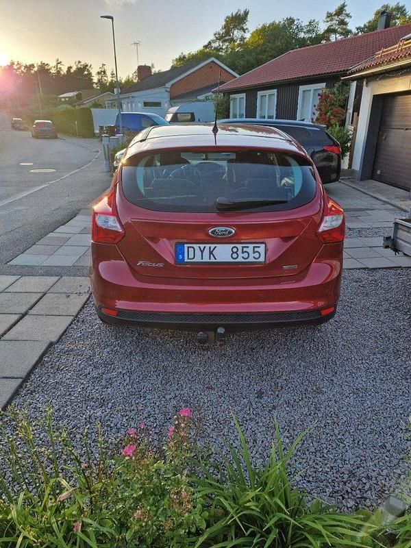 Röd Begagnad 2013 Ford Focus Titanium Halvkombi | 66 000 kr (Marknadspris) - Bild 1/4