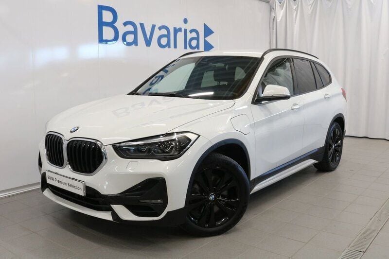 Vit (white) Begagnad 2021 BMW X1 Sport Line SUV | 268 700 kr (Bra pris) - Bild 1/4